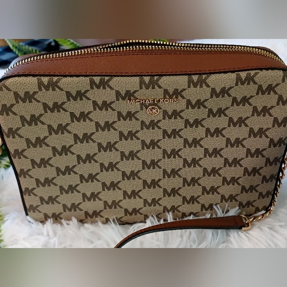 FIRM AUTHENTIC NWOT MICHAEL KORS JET SET CHARM NAT/LUGG LG EW CROSSBODY - Picture 2 of 7